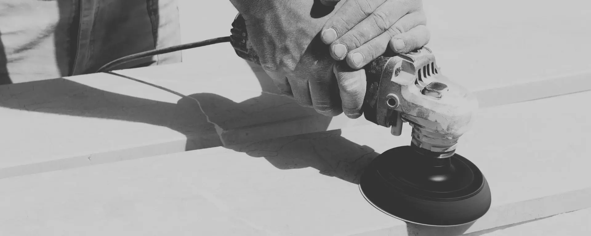 Processo de polimento para garantir um acabamento impecável no mármore.
