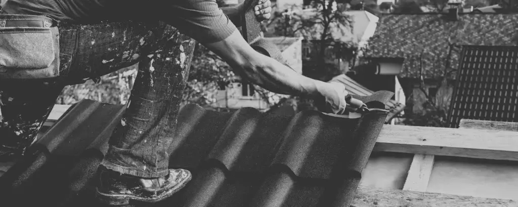 Profissional instalando telhado de metal em um projeto de roofing nos EUA.