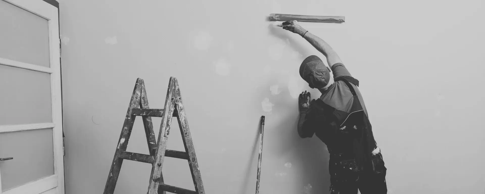 Profissional de pintura em ação, garantindo um acabamento de qualidade.